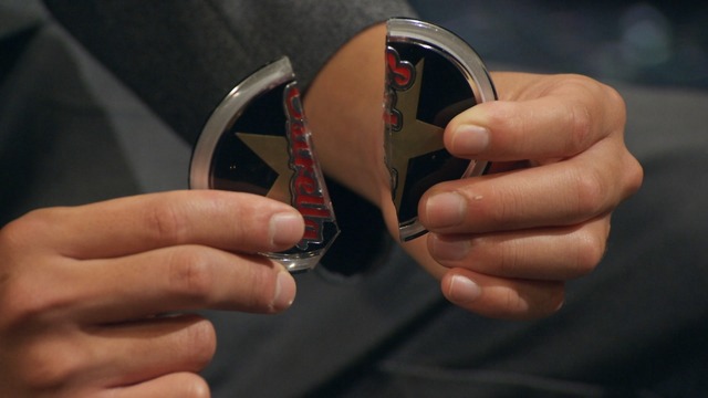 「別府ひき逃げ殺人事件」で車に衝突されたときに割れた弘樹さんのバイク・エンブレム(C)NHK