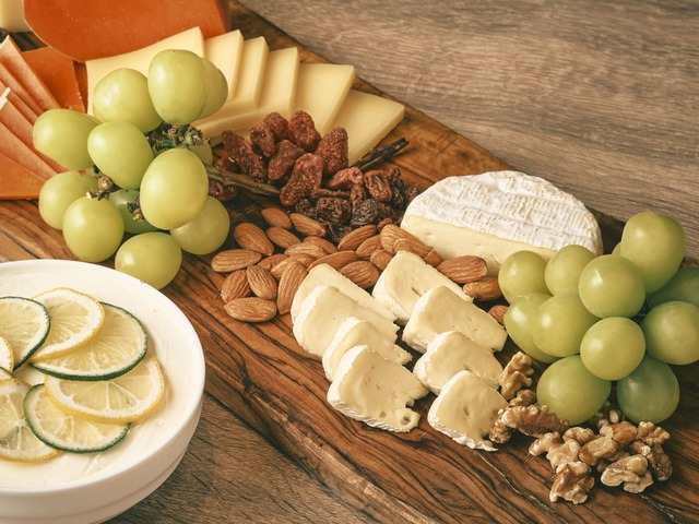 チーズセレクション:シトラスクリームチーズ(手前左)・カマンベールチーズ(手前中央)・グリュイエールチーズ(奥)・ミモレットチーズ(奥左)/ナッツ/ドライフルーツ