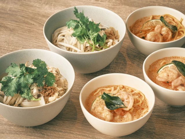 ヌードルステーション:ラクサ・ベタウィ(ディナータイム限定 右)/チキンフォー(ランチタイム限定 左)