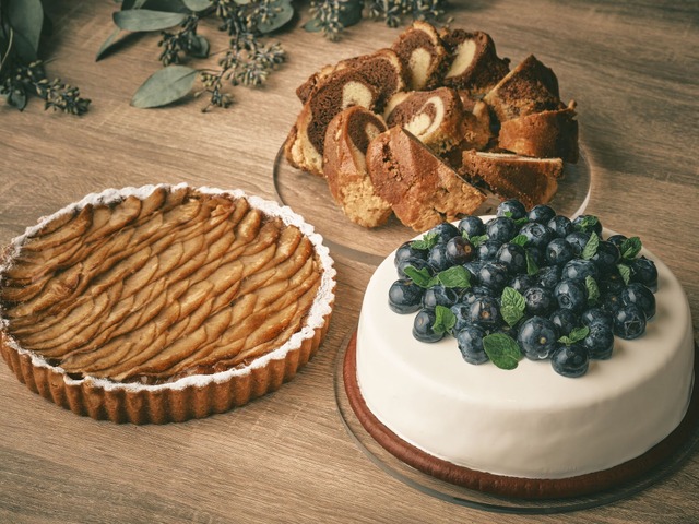 林檎とシナモンピーカンナッツのタルト(左)/マーブルパウンドケーキ(奥)/ブルーベリームース(手前右)