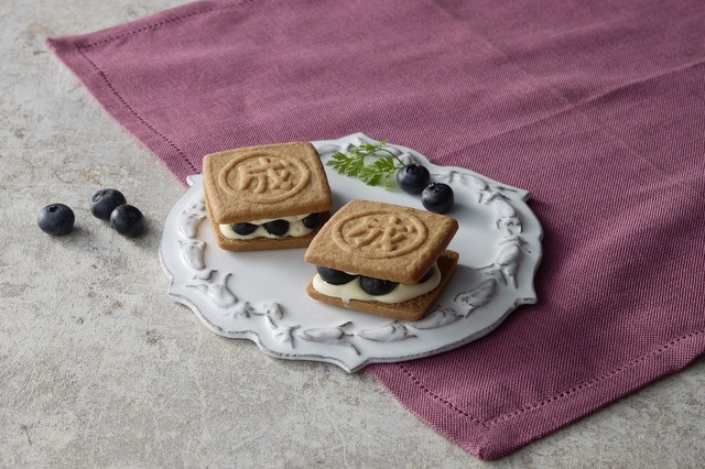 【六花亭】「マルセイバターサンド(生ブルーベリー)」501円(2個入)《各日数量限定》