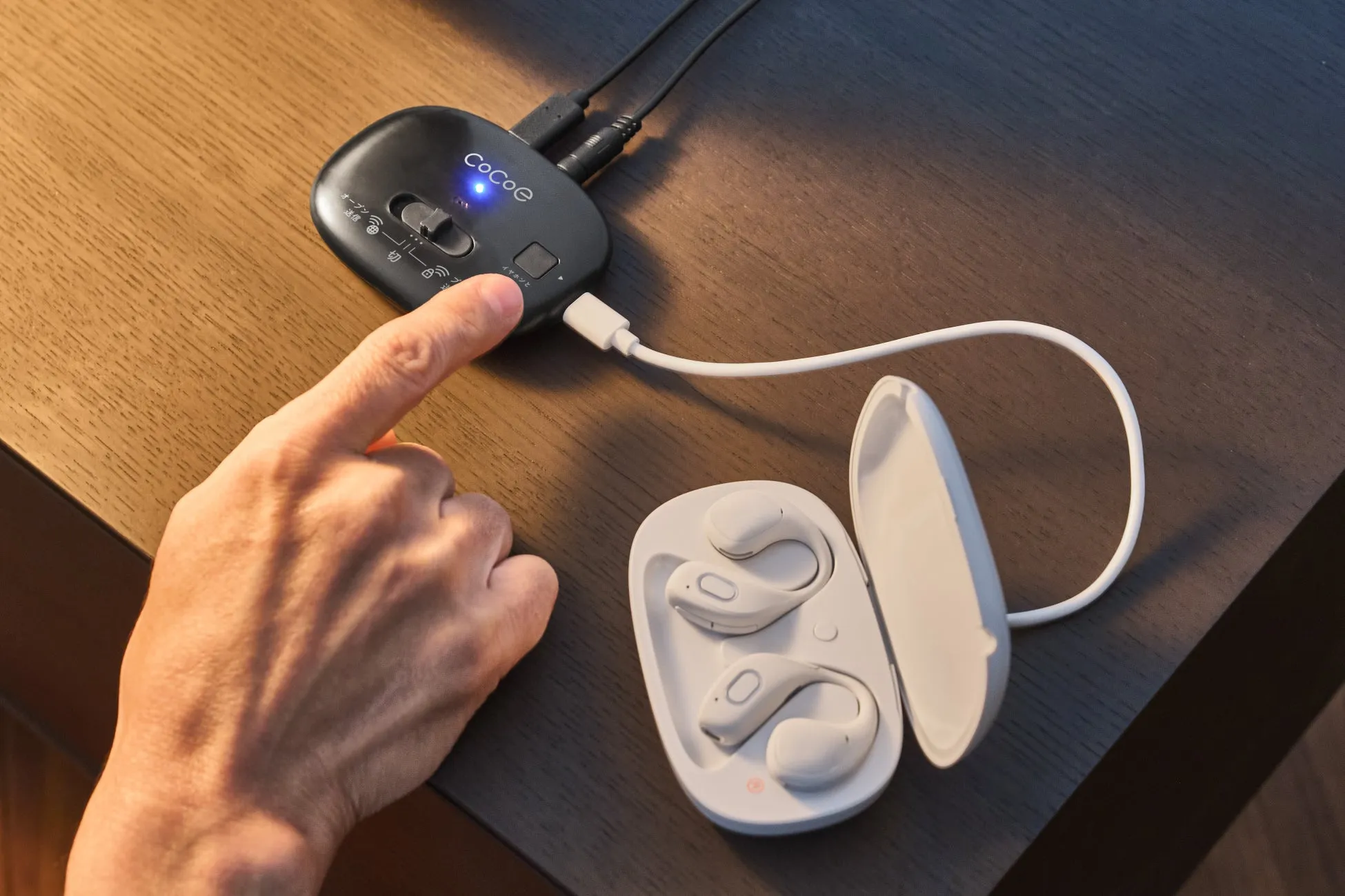 cocoe Linkとcocoe Earの連携イメージ。家族でテレビを見ているシーン。