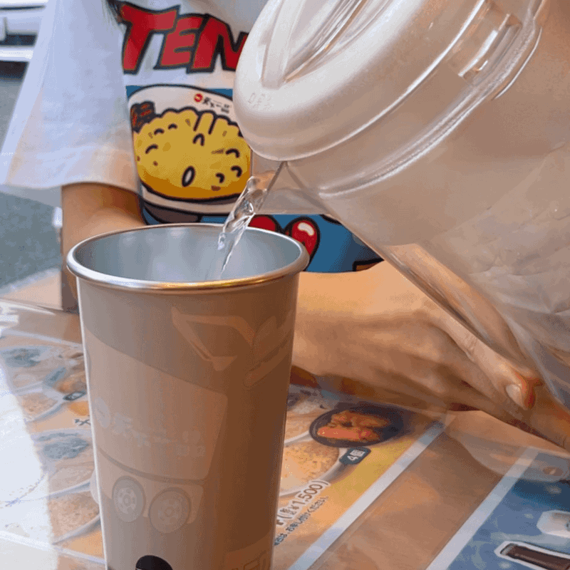 水が注がれる様子