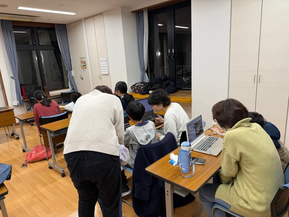 講師のサポートを受けながら開発する子どもたち