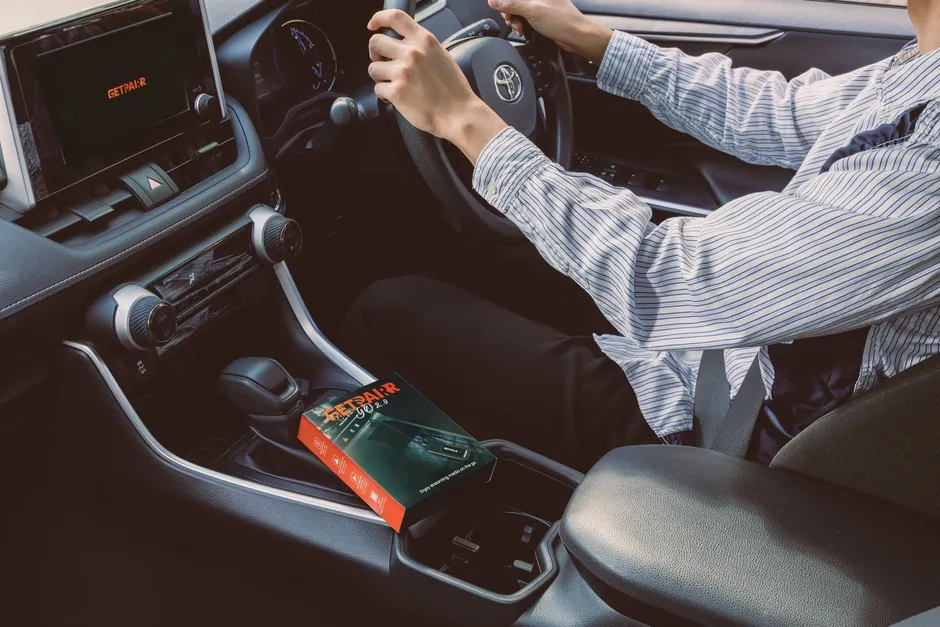 運転席に座る人の写真。車内にはGETPAIR 2.0という本があり、画面にはGETPAIRという文字が表示されている。