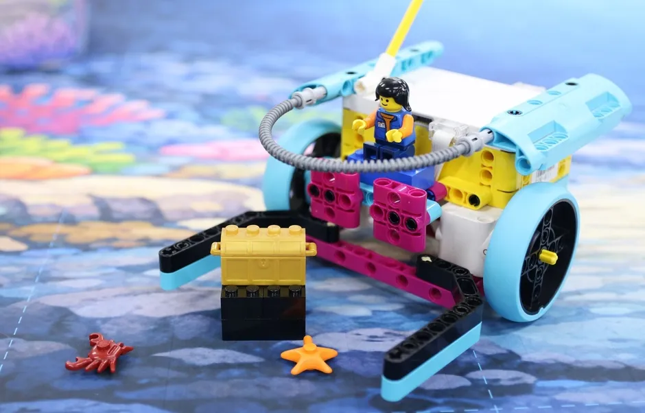 レゴブロックで組み立てられた海底探査ロボット