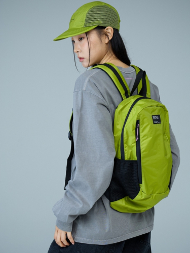 キャップ/7,040円、バックパック/12,100円