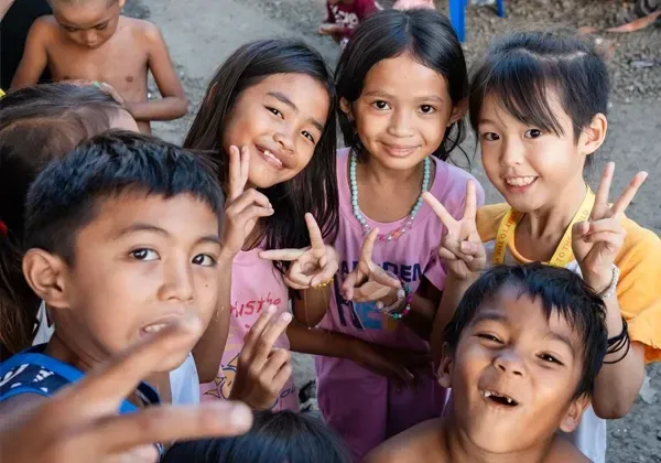 貧困地域に住む子ども達と交流している様子