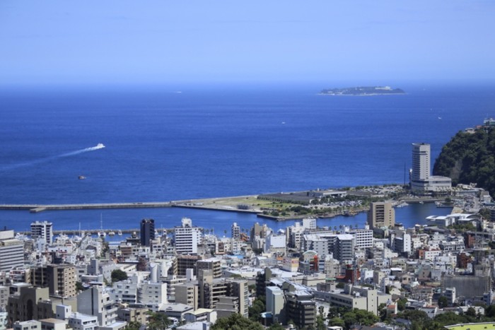 屋上から望む熱海市街と相模湾