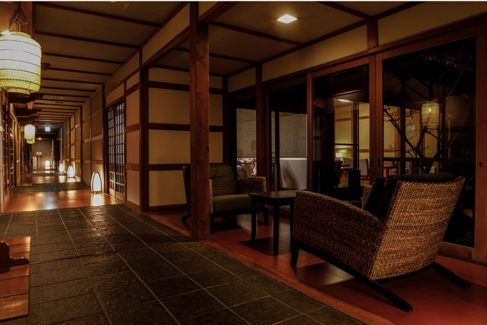 【館内】廊下の一角に設けた休憩処