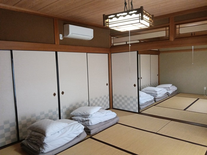 1階の和室。家族や仲間と、布団を並べて