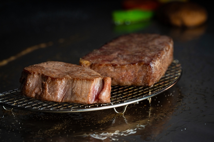 シェフが盛り付ける様子(一例)