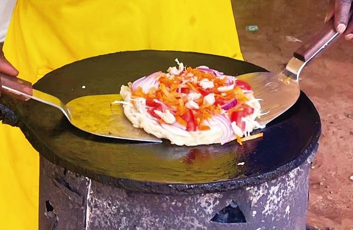 ウガンダのお好み焼き「カンパラヤキ」 キャベツやトマト、にんじん、玉ねぎなどが入っています