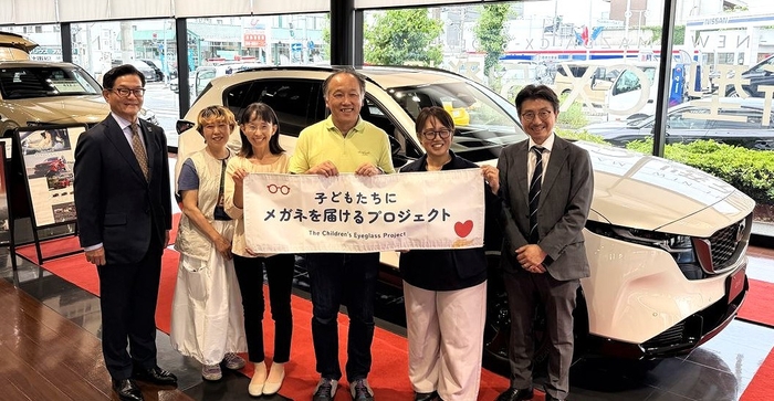 (写真左より)神戸マツダ代表取締役社長 橋本 覚 様、姫路市 市民活動・ボランティアサポートセンター 所長 白井 みゆき様、特定非営利活動法人西脇てとて広場 代表理事 東野 由美子 様、NPO法人スマイルポケット代表理事 中村 伸一郎 様、兵庫こども食堂ネットワーク福代表 久後 恵美子様 、パリミキホールディングス代表取締役会長 多根 幹雄