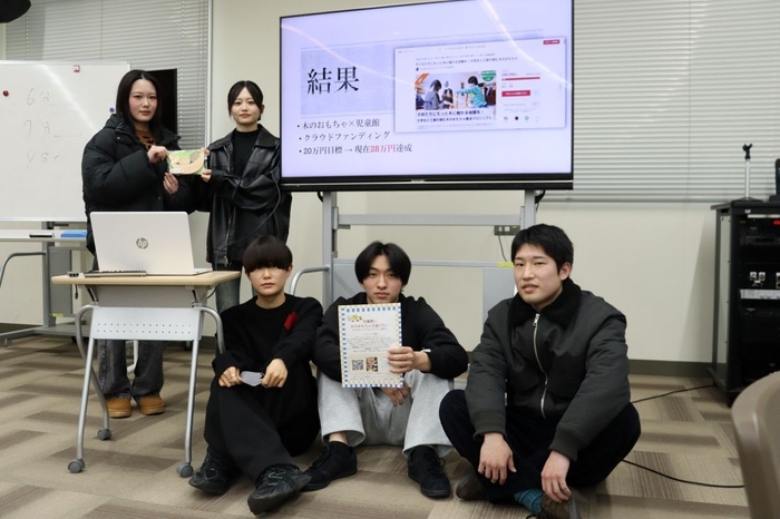 児童館への木のおもちゃ寄付活動に取り組む(後列左から)横井来美さん、玉川小桜さん(前列左から)東本賢人さん、太田雄也さん、大林亮太さん