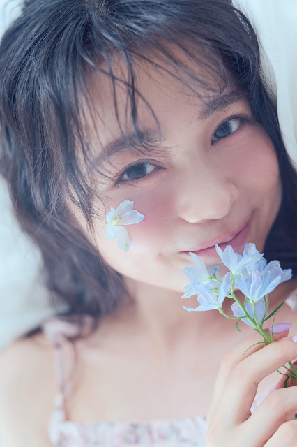 『林芽亜里 anniversary calendar photobook 2026 CELESTINE』©KADOKAWA/写真:藤原宏