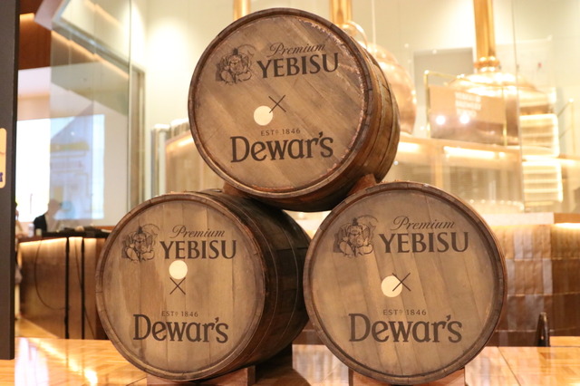 イギリスから取り寄せた、スコッチウイスキー「デュワーズ12年」のファーストフィル・バーボン樽【撮影/小松暁子】