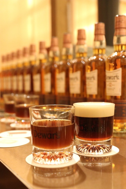 写真は熟成前(右)と熟成後(左)熟成前は“泡”を感じるビールだが、熟成後は炭酸が落ち着き、深みのある味わいに【撮影/小松暁子】