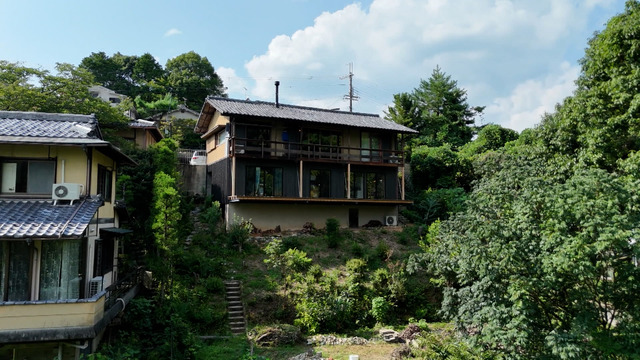 敷地は178坪。斜面に建っているため、リビングダイニングがあるのは2階部分にあたる@MBS_fan